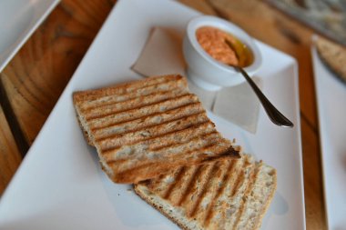 Domatesli kızarmış ekmek. Ezilmiş domatesli tost. Lezzetli kıta kahvaltısı. Domatesli tost, kahve ve portakal suyu..