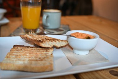 Domatesli kızarmış ekmek. Ezilmiş domatesli tost. Lezzetli kıta kahvaltısı. Domatesli tost, kahve ve portakal suyu..