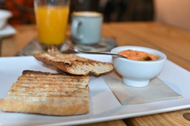 Domatesli kızarmış ekmek. Ezilmiş domatesli tost. Lezzetli kıta kahvaltısı. Domatesli tost, kahve ve portakal suyu..