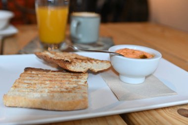 Domatesli kızarmış ekmek. Ezilmiş domatesli tost. Lezzetli kıta kahvaltısı. Domatesli tost, kahve ve portakal suyu..