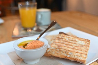 Domatesli kızarmış ekmek. Ezilmiş domatesli tost. Lezzetli kıta kahvaltısı. Domatesli tost, kahve ve portakal suyu..