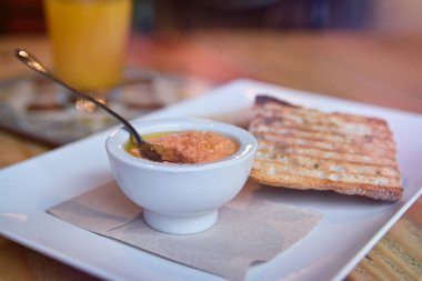 Domatesli kızarmış ekmek. Ezilmiş domatesli tost. Lezzetli kıta kahvaltısı. Domatesli tost, kahve ve portakal suyu..