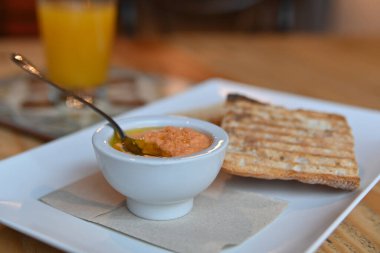 Domatesli kızarmış ekmek. Ezilmiş domatesli tost. Lezzetli kıta kahvaltısı. Domatesli tost, kahve ve portakal suyu..