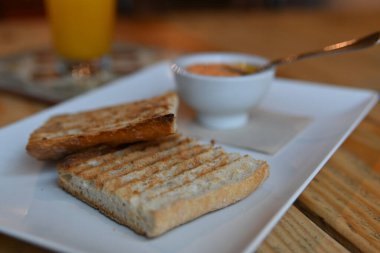 Domatesli kızarmış ekmek. Ezilmiş domatesli tost. Lezzetli kıta kahvaltısı. Domatesli tost, kahve ve portakal suyu..
