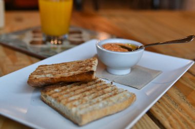Domatesli kızarmış ekmek. Ezilmiş domatesli tost. Lezzetli kıta kahvaltısı. Domatesli tost, kahve ve portakal suyu..