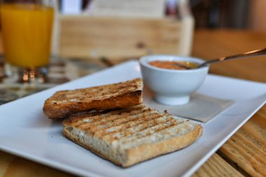 Domatesli kızarmış ekmek. Ezilmiş domatesli tost. Lezzetli kıta kahvaltısı. Domatesli tost, kahve ve portakal suyu..