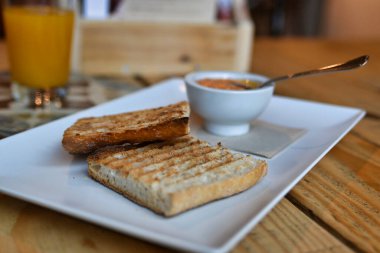 Domatesli kızarmış ekmek. Ezilmiş domatesli tost. Lezzetli kıta kahvaltısı. Domatesli tost, kahve ve portakal suyu..