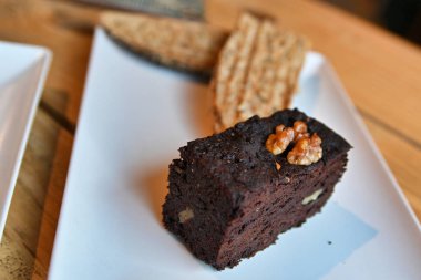 Çikolatalı kek. Brownie, tost, kahve ve portakal suyuyla kahvaltı.