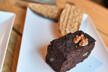 Çikolatalı kek. Brownie, tost, kahve ve portakal suyuyla kahvaltı.