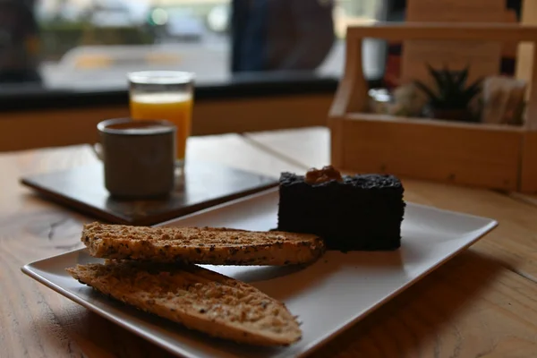 Çikolatalı kek. Brownie, tost, kahve ve portakal suyuyla kahvaltı.