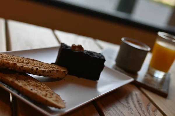 Çikolatalı kek. Brownie, tost, kahve ve portakal suyuyla kahvaltı.