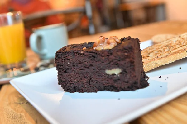 Çikolatalı kek. Brownie, tost, kahve ve portakal suyuyla kahvaltı.
