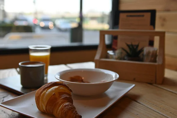 Leckeres Frisch Gebackenes Croissant Kontinentales Frühstück Mit Croissant Kaffee Saft — Stockfoto