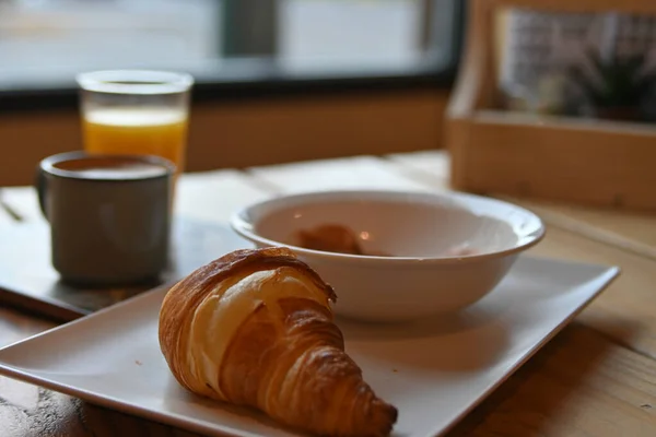 Leckeres Frisch Gebackenes Croissant Kontinentales Frühstück Mit Croissant Kaffee Saft — Stockfoto