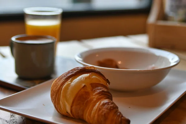 Leckeres Frisch Gebackenes Croissant Kontinentales Frühstück Mit Croissant Kaffee Saft — Stockfoto