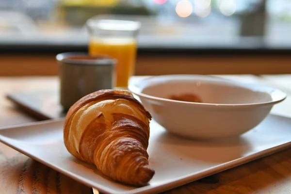 Leckeres Frisch Gebackenes Croissant Kontinentales Frühstück Mit Croissant Kaffee Saft — Stockfoto