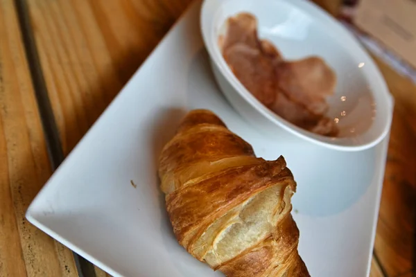 Leckeres Frisch Gebackenes Croissant Kontinentales Frühstück Mit Croissant Kaffee Saft — Stockfoto