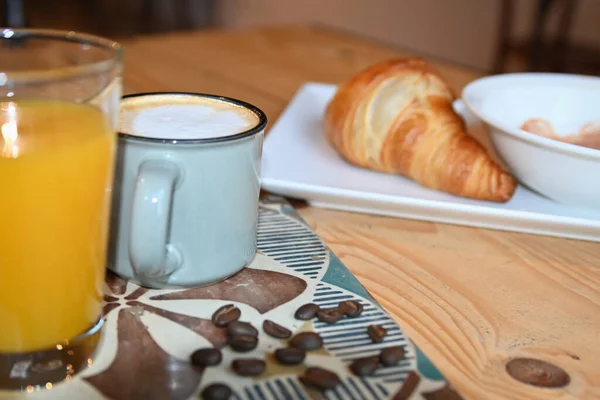 Delizioso Croissant Appena Sfornato Colazione Continentale Con Croissant Caffè Succo — Foto Stock