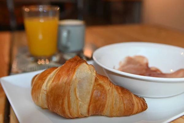 Leckeres Frisch Gebackenes Croissant Kontinentales Frühstück Mit Croissant Kaffee Saft — Stockfoto