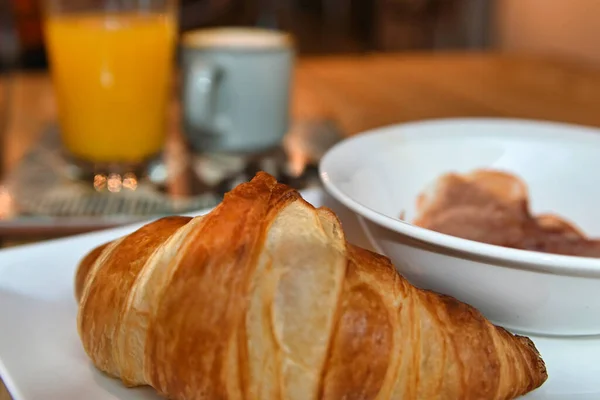 Leckeres Frisch Gebackenes Croissant Kontinentales Frühstück Mit Croissant Kaffee Saft — Stockfoto