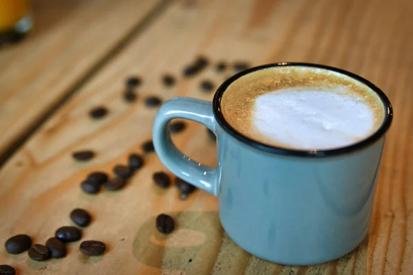 Kaffee Komplettes Frühstück Und Kaffeebohnen Auf Dem Tisch Frisch Gebrühter — Stockfoto