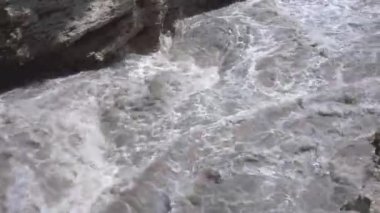 Khadzhokhsky vadisi. Vadinin dar bir kısmı Belaya Nehri. Kamennomostsky. Belaya Nehri 'nden gelen hızlı su akışı vadi duvarlarının yıkımına ve nehir yatağının derinleşmesine devam ediyor.