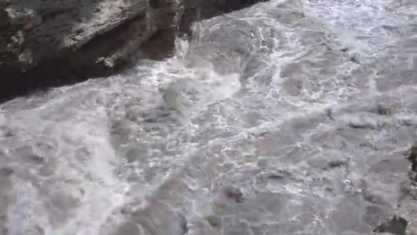 Khadzhokhsky-Schlucht. Enger Teil der Schlucht Belaya River. Kamennomostski. Der schnelle Wasserfluss aus dem Belaya-Fluss setzt die Zerstörung der Schluchtenmauern und die Vertiefung des Flussbettes fort. — Stockvideo