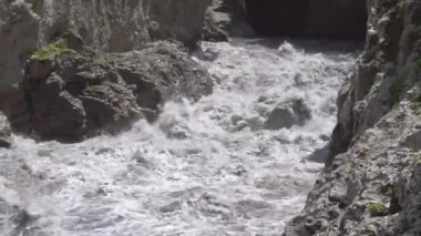 Khadzhokhsky vadisi. Vadinin dar bir kısmı Belaya Nehri. Kamennomostsky. Belaya Nehri 'nden gelen hızlı su akışı.