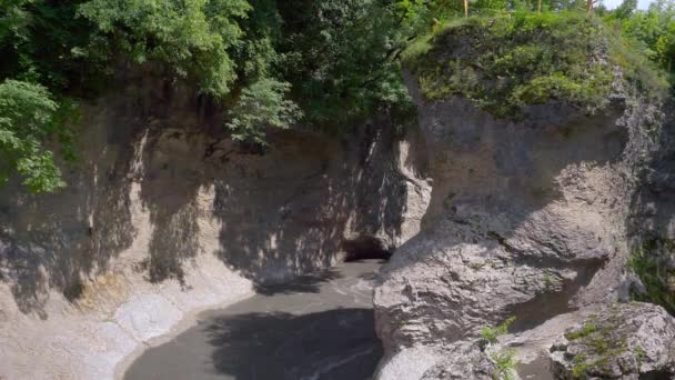 Khadzhokh ravinen. Utsikt över slutet av floden Belaya ravinen. mitt i floden finns en hög klippa av kalksten - Aminovskaja plattform. Kamennomostskij. — Stockvideo