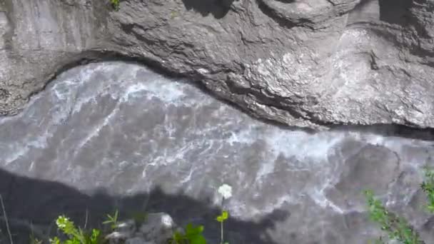 Khadzhokh ravinen. Den smala delen av floden Belaya ravinen. Efter regnet rinner mjölkchokladens färgflod snabbt längs en smal ravin. Mellersta delen av floden ravinen. Kamennomostsky. Ryssland — Stockvideo