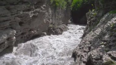 Khadzhokhsky vadisi. Vadinin dar bir kısmı Belaya Nehri. Kamennomostsky. Taş boşluğunun dibinde, asi Belaya Nehri dövüyor.
