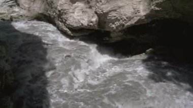 Khadzhokh vadisi. Belaya nehir geçidinin dar kısmı. Nehir boğazının ortası. Kamennomostsky. - Rusya. Adigea.
