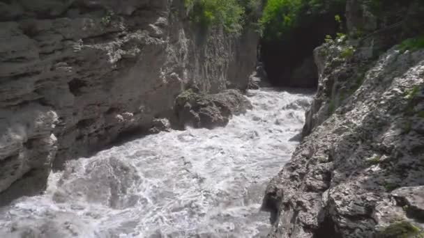 Khadžhokhského rokle. Úzká část řeky Belaya. Kamennomošský. Na dně kamenné propasti, zbloudilá řeka Belaya bije — Stock video
