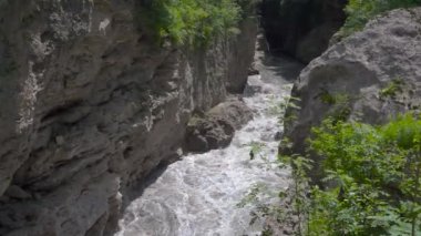Khadzhokhsky vadisi. Vadinin dar bir kısmı Belaya Nehri. Kamennomostsky. Güneşli bir bahar gününde. Belaya Nehri 'nden gelen hızlı su akışı vadi duvarlarının yıkımına devam ediyor.