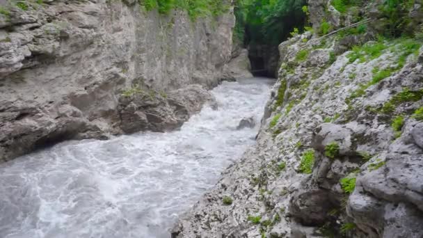 La gola di Khadzhokhsky. Parte stretta della gola Belaya River. Il rapido flusso di acqua dal fiume Belaya. Dopo le piogge, il fiume color cioccolato al latte scorre rapidamente lungo una stretta gola. Naturale — Video Stock