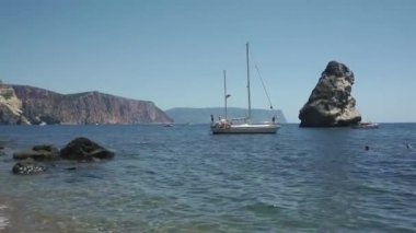 Fiolent, Kırım sahili - yatlı deniz manzarası, arka planda Kalanlar ve Pilad Taşları