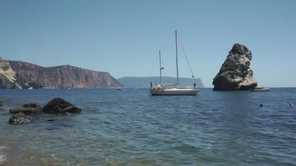 Fiolent, παραλία της Κριμαίας - θαλάσσιο τοπίο με γιοτ, το Orest και Pilad Stones στο παρασκήνιο — Αρχείο Βίντεο