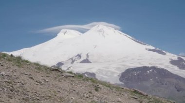 Elbrus Dağı 'nda panoramik manzara. Cheget Dağı 'nın manzarası. Kafkas Dağları.