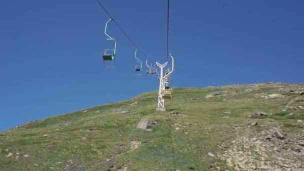 Beklimming met de kabelbaan van de Cheget glade naar de top in de zomer. Hoogte 3000 meter. Kabardino-Balkaria. Rusland — Stockvideo