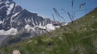 Semerka buzulu ile dağın panoramik manzarası. Cheget Dağı 'nın manzarası. Kafkas Dağları. Kabardino-Balkaria. Rusya