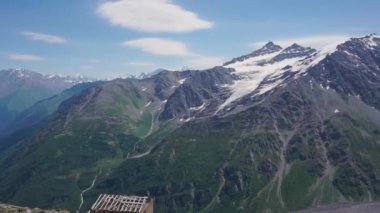 Dağ yamaçlarının panoramik manzarası, dağ vadisi ve Semerka buzulu. Yazın Cheget Dağı 'ndan manzara. Kafkas Dağları. Kabardino-Balkaria. Rusya
