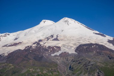 Elbrus Dağı. Cheget Dağı 'nın güneydoğusundaki manzara manzarası. Kabardino-Balkaria bölgesi, Rusya.