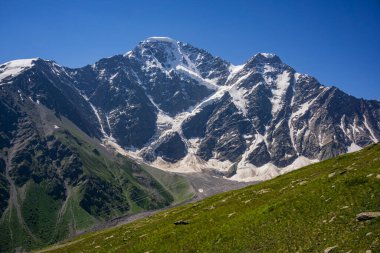 Donguzorun Dağı 'nda Buzul Yedi. Cheget Dağı, Kabardino Balkaria bölgesinden görüntü. - Rusya. 3000 metre yüksekliğinde. Cable Car 'ı kaldırıyorum. Donguzorun 'un soldaki tepesini ve Nakratau' nun sağdaki tepesini izle.
