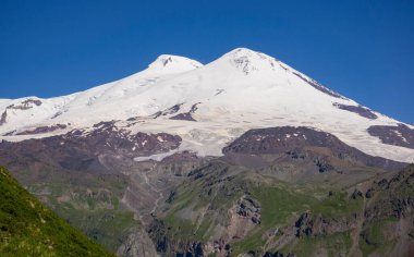 Elbrus Dağı. Cheget Dağı 'nın güneydoğusundaki manzara manzarası. Temmuz. Kabardino-Balkaria bölgesi, Rusya.
