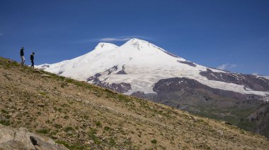 Volkan Elbrus, Rusya 'nın Kabardino-Balkaria bölgesindeki Kafkasya dağlarının güneydoğusunda hareketsiz bir volkandır. Cheget Mount 'tan görüntü. Temmuz. 3050 metre