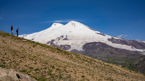 Volkan Elbrus, Rusya 'nın Kabardino-Balkaria bölgesindeki Kafkasya dağlarının güneydoğusunda hareketsiz bir volkandır. Cheget Mount 'tan görüntü. Temmuz. 3050 metre