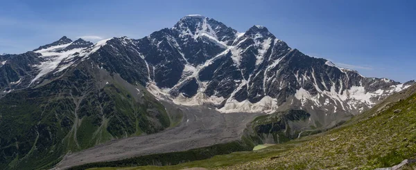 Donguzorun Dağı 'nda Buzul Yedi. Cheget Mount, Kabardino Balkaria bölgesinden panoramik manzara. - Rusya. 3000 metre yüksekliğinde. Cable Car 'ı kaldırıyorum. Donguzorun 'un solunda ve Nakratau' nun zirvesinde görünüm