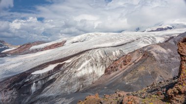 Elbrus yanardağındaki Maly Azau buzulu. Yükseklik 3500 metre. Elbrus Dağı 'nın güneybatı tarafında. Buzul, Baksan Nehri 'ni besler. Yükseklik 3500 metre Temmuz 2020