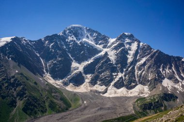 Donguzorun Dağı 'nda Buzul Yedi. Cheget Dağı, Kabardino Balkaria bölgesinden görüntü. - Rusya. İrtifa 3000 metre. Kablolu Araba 'da Kaldırılıyor.