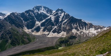 Donguzorun Dağı 'ndaki yedi numaralı buzulun panoramik görüntüsü. Cheget Mount, Kabardino Balkaria bölgesinden panoramik manzara. - Rusya. 3000 metre yüksekliğinde. Cable Car 'ı kaldırıyorum. Donguzorun tepesine soldan ve soldan bak